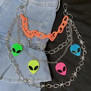 Chaîne de pantalon multicouche punk avec pendentifs extra-terrestres colorés et détails.