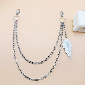 Close-up detail van zilveren metalen hiphop punk broekketting met elegant bladvormige hanger.