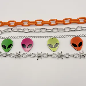 Chaîne de taille punk multicouche avec chaînes plastique colorées et pendentifs extraterrestres.
