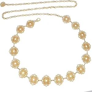 Detailansicht der goldenen Metall Kette mit hohlen Blumenmotiven und filigranem Design.