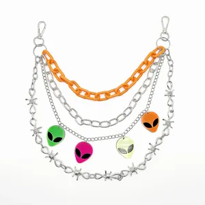 Chaîne de taille punk multicouche en métal avec pendentifs extraterrestres néon colorés.