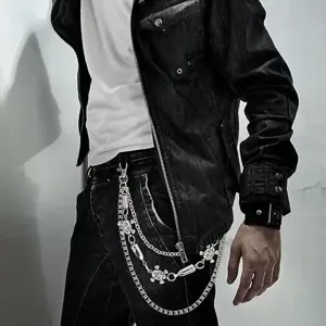 Chaîne de pantalon en métal multicouche style punk avec pendentifs crâne et balle pour look streetwear.