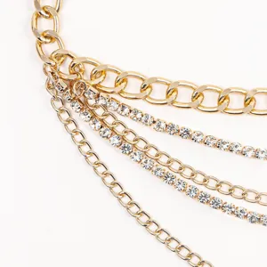 Mehrlagige goldene Strass Metall Taillenkette, Punk geometrische Bodykette Detail.