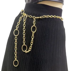Goldfarbene Metall-Taillenkette mit mehrlagigen Ringdetails und schickem Design.
