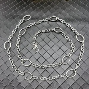 Silberne Metall Taillenkette für Damen, trendige Körperkette mit ovalen Ringen im Hip-Hop Stil.