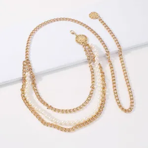 Détails de la ceinture de taille à chaîne en métal doré multicouche avec perles et pièces.