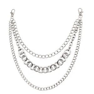 Dettaglio della catena pantaloni multistrato in metallo argento, primo piano vita hip.