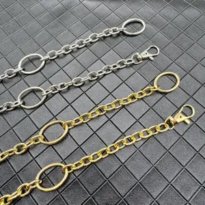 Metall Taillenkette Detail mit goldenen und silbernen Farben O-Ringen und Verschlüssen.