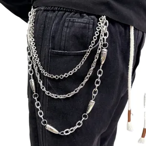 Gros plan détaillé de chaîne de pantalon argentée multicouche style hip-hop avec pendentifs.