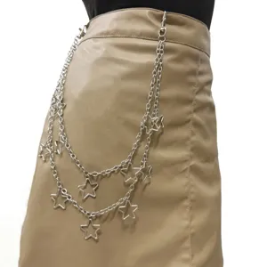 Nahaufnahme Detail zeigt das Punk Stil mehrschichtige Metall Stern Taillenkettendesign.