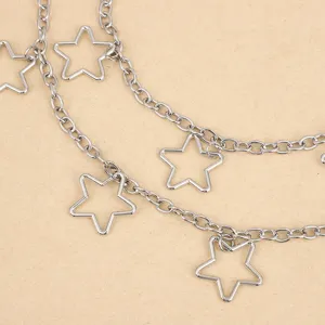Nahaufnahme Detail der mehrschichtigen Metallkette mit hohlen Sternanhängern Damen.