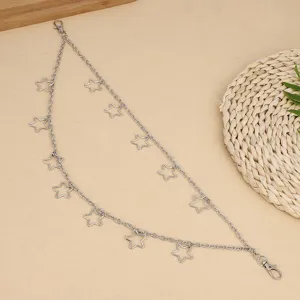 Detailaufnahme der trendigen Punk Stil Metall Doppelschicht Taillenkette mit hohlen Sternanhängern.