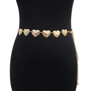 Detailweergave van de gouden hart metalen taille ketting, verstelbare lichaamsketting.