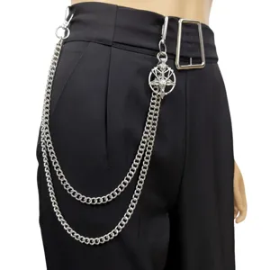 Détail de chaîne de pantalon en métal gothique avec chaînes argentées et pendentif bouc.