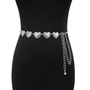 Close-up van zilveren hart tailleketting, gedetailleerde metalen lichaam ketting voor dames.
