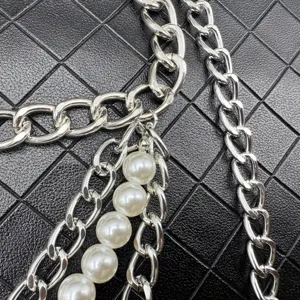 Raffinierte mehrschichtige silberne Metallkette und Perlen Taillenkette Detail für Frauen.