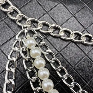 Detailansicht mehrlagige silberne Metallkette und Kunstperlen Taillenkörperkette Mode.
