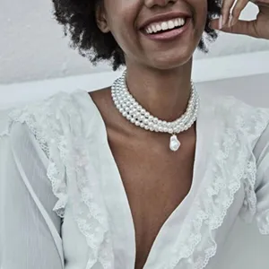 Barok parel choker ketting detail, multi-strand kunstparel ontwerp voor vintage.
