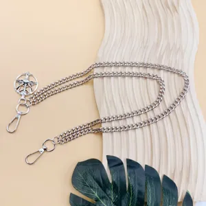 Gros-plan sur la chaîne de taille en métal gothique avec pendentif pentagramme et fermoirs solides.