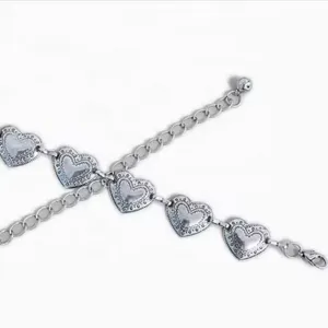 Détail de chaîne de taille cœur en métal, belle chaîne de corps réglable pour femmes.