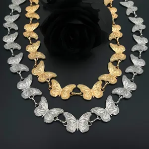 Gedetailleerde close-up van metalen vlinderketting set, fijne textuur, elegante mode-accessoires.