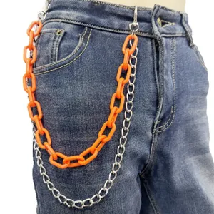 Nahaufnahme der zweilagigen Hip-Hop-Hosenkette mit orangefarbenem Acryl und silbernem Metall.