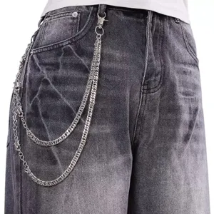Nahaufnahme einer mehrschichtigen Metall-Hosenkette mit Stacheldraht-Gliedern für Hip-Hop Mode.