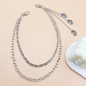 Detailaufnahme der mehrlagigen silbernen Metall Totenkopf Taillenkette im Punk-Stil.