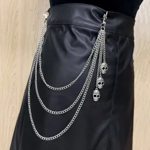 Nahaufnahme der silbernen mehrschichtigen Metallbauchkette mit coolen Totenkopf Anhängern.