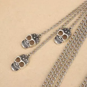 Nahaufnahme der Punk Metall Totenkopf mehrschichtigen Hosenkette, coole Silber Kette.