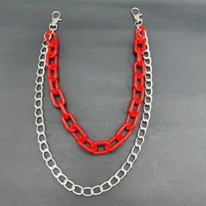 Detailansicht der mehrlagigen Hip-Hop roten Acryl- und silbernen Metall-Hosenkette als Accessoire.