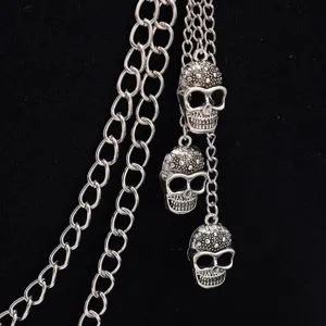 Detailaufnahme der Metall Totenkopf Anhänger Taillenkette im Punk-Stil mit mehrlagigen Ketten.