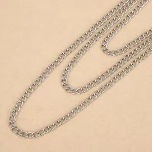 Detailaufnahme der mehrschichtigen silbernen Metall-Taillenkette, Punk-Hosenkette.