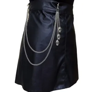 Detailansicht der coolen Punk-Metall-Taillenkette mit Totenkopf-Anhänger für Damen.