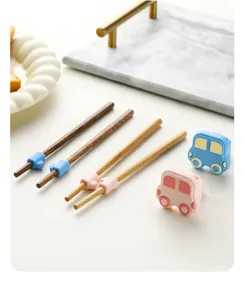 Vue détaillée baguettes d'apprentissage enfant avec aide silicone jolie voiture.