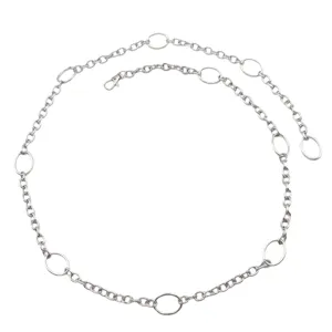 Silberne Metall Kette Gürtel für Damen, stylische Hüftkette und Körperschmuck Accessoire.
