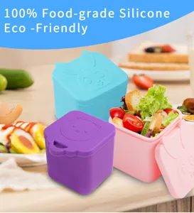 Détail de contenant en silicone pour sauce avec boîte à lunch et jolis couvercles animaux.