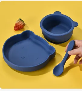 Set de vaisselle bébé en silicone avec assiette, bol et cuillère ours pour repas.