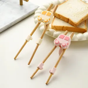 Baguettes d'apprentissage pour enfants avec aide en silicone et bois, design de voiture mignon.