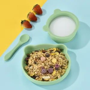 Kit vaisselle bébé en silicone avec bol, tasse et cuillère mignonnes pour tout-petits.
