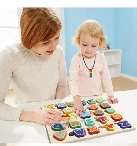 Silikon Kautschuk Kette für Kinder, sensorisches Beißspielzeug im bunten Blockdesign.