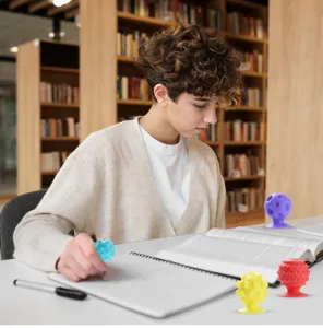 Siliconen zuignap fidget speelgoed detail met sensorische texturen op het studiedesk.