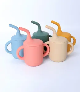 Tasse d'apprentissage en silicone pour bébé avec poignées et paille, couleurs pastel.
