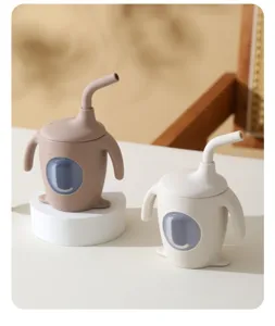 Kleinkind-Trinklernbecher aus Silikon mit Strohhalm und Griffen, niedliches Pinguin-Design.