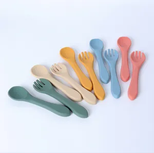 Set de cuillère et fourchette en silicone pour bébé, couverts d'apprentissage pastel.