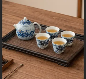 Blau-weisses Porzellan Drachen Kung Fu Teeset, Keramik Teekanne und vier Tassen Detailansicht.
