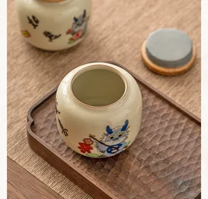 Pot à thé en céramique compact avec couvercle en bois, design de dragon chinois pour rangement.