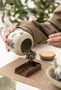 Boite a the en ceramique avec couvercle en bois contenant du puerh portable et etanche