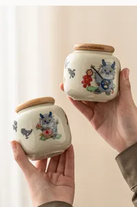Détail en gros plan d'un pot à thé en céramique avec joli design de dragon et couvercle en bois.
