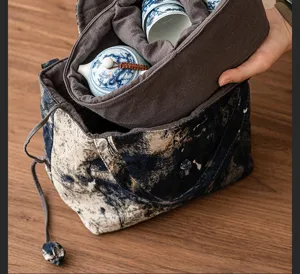 Tragbares Porzellan Kung Fu Teeset mit gepolsterter Tasche für Reisen und den Heimgebrauch.